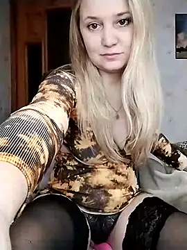 ImyoursLilu32 online show from January 10, 2026, 8:59 pm