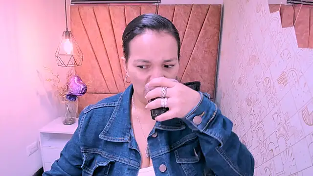 MarilynMiilf  online show from October 27, 2025, 7:37 pm