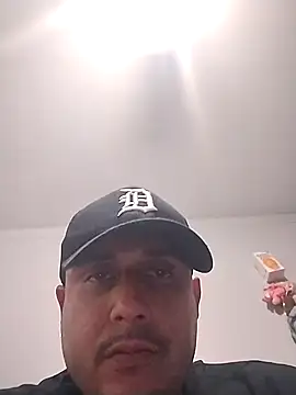 Snapshot of thickcocklatino chatting on October 27, 2025, 12:11 am thickcocklatino online show from October 27, 2025, 12:11 am