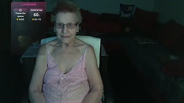 HeisseomaOriginal online show from November 28, 2025, 8:14 am