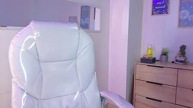 Snapshot of bluee_hazell chatting on April 20, 2026, 11:24 am bluee hazell online show from April 20, 2026, 11:24 am