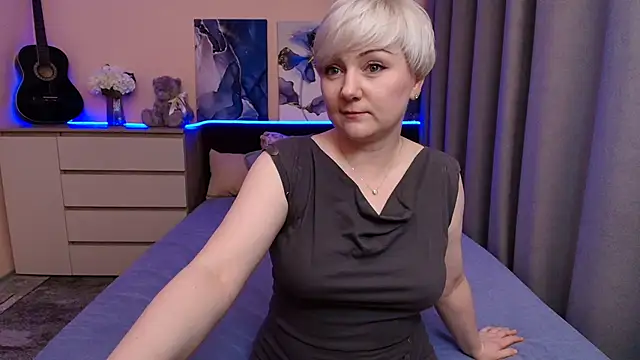 Snapshot of BlondPearl chatting on July 28, 2026, 8:52 pm BlondPearl online show from July 28, 2026, 8:52 pm
