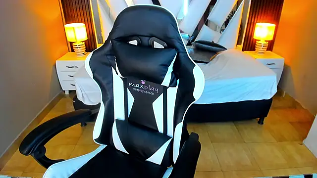 Linda4Petite online show from October 17, 2025, 5:59 pm