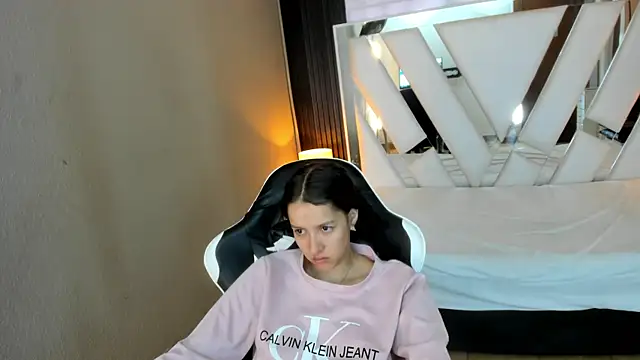 Linda4Petite online show from April 26, 2026, 1:41 pm