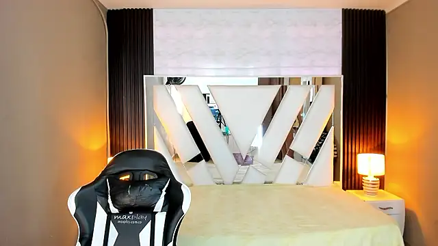 Linda4Petite online show from March 16, 2026, 6:43 pm