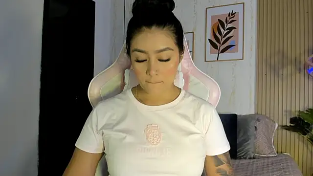 CameronCollins  online show from October 17, 2025, 7:48 pm