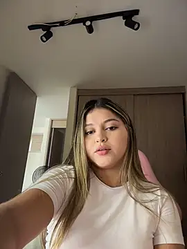 lunablossom  online show from March 27, 2026, 6:31 pm