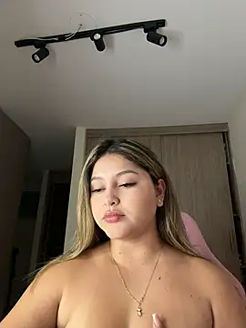 lunablossom  online show from February 25, 2026, 11:48 pm