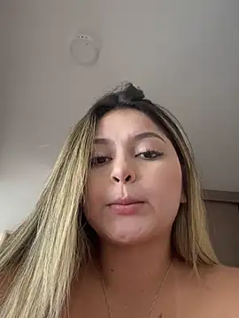 lunablossom  online show from November 20, 2025, 9:36 pm