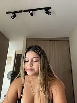 lunablossom  online show from April 8, 2026, 8:32 pm