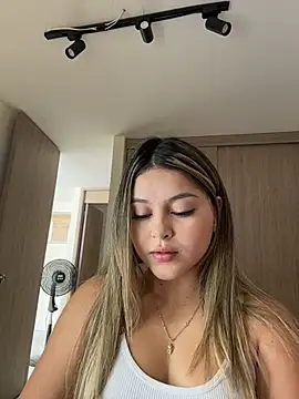 lunablossom  online show from February 28, 2026, 6:18 pm