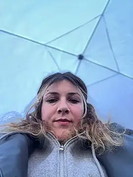 DaisyVibesss online show from February 2, 2025, 12:35 pm