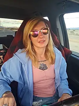 Snapshot of SheIsSomething chatting on January 6, 2026, 12:03 am SheIsSomething online show from January 6, 2026, 12:03 am