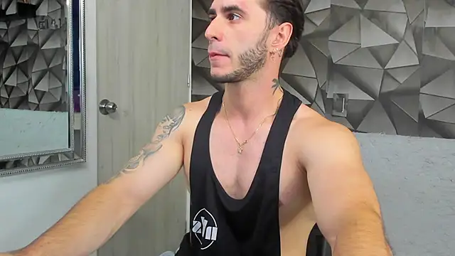 Snapshot of Latino_stud4u chatting on January 14, 2026, 1:31 am Latino stud4u online show from January 14, 2026, 1:31 am