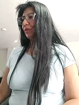 aisha latina online show from October 16, 2025, 3:09 pm