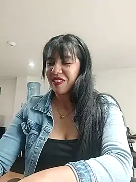 aisha latina online show from October 3, 2025, 4:41 pm
