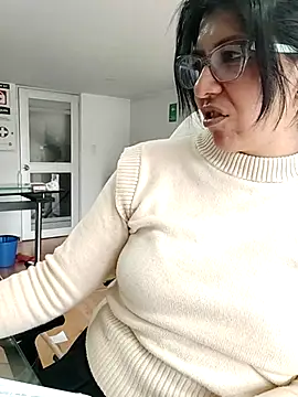 aisha latina online show from November 25, 2025, 2:50 pm