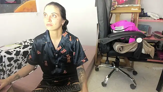 mariecam420 online show from April 12, 2026, 4:32 pm