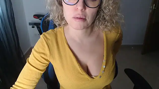 Snapshot of LARACRUZ30 chatting on February 3, 2026, 4:01 pm LARACRUZ30 online show from February 3, 2026, 4:01 pm