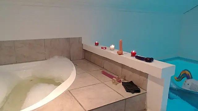 Snapshot of little-laura chatting on January 24, 2025, 2:51 pm little-laura online show from January 24, 2025, 2:51 pm