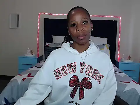 QUEENMANDYY online show from April 14, 2026, 6:29 am