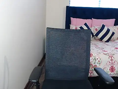 QUEENMANDYY online show from May 19, 2026, 6:31 am