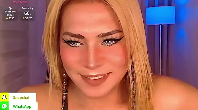 Snapshot of QUEEN_GIAMOORE69 chatting on December 15, 2024, 12:29 am QUEEN GIAMOORE69 online show from December 15, 2024, 12:29 am