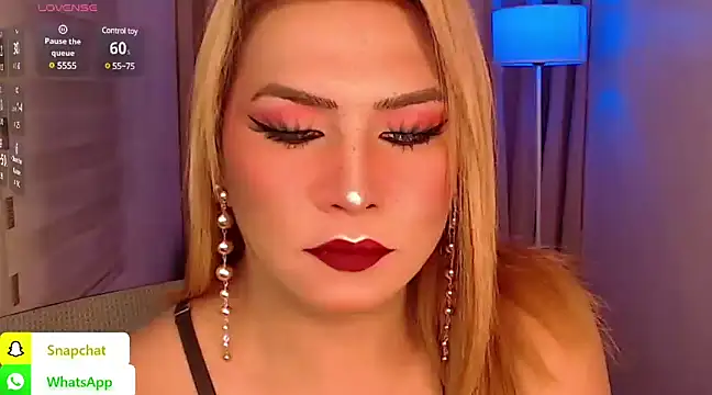 Snapshot of QUEEN_GIAMOORE69 chatting on January 10, 2025, 9:42 pm QUEEN GIAMOORE69 online show from January 10, 2025, 9:42 pm