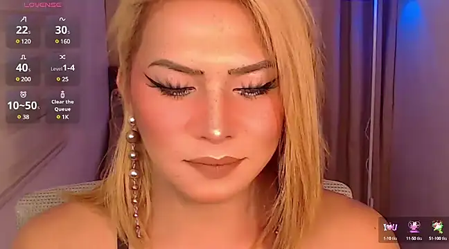 Snapshot of QUEEN_GIAMOORE69 chatting on December 11, 2024, 10:06 pm QUEEN GIAMOORE69 online show from December 11, 2024, 10:06 pm