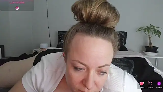 julimonroe online show from April 1, 2026, 3:08 am