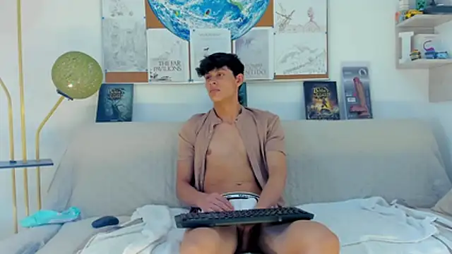 Snapshot of logan_thomas chatting on February 3, 2026, 6:02 pm logan thomas online show from February 3, 2026, 6:02 pm