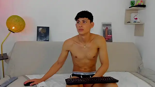 Snapshot of logan_thomas chatting on October 24, 2025, 10:14 am logan thomas online show from October 24, 2025, 10:14 am