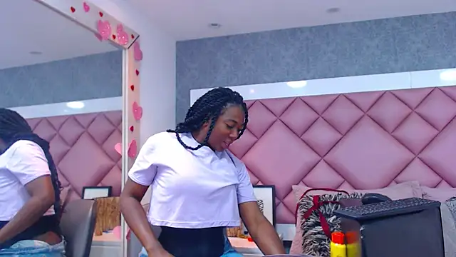 Snapshot of DanielaDuff chatting on February 12, 2026, 7:35 pm DanielaDuff online show from February 12, 2026, 7:35 pm