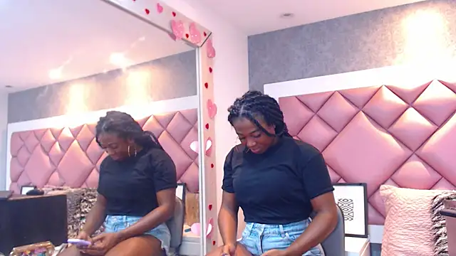 Snapshot of DanielaDuff chatting on March 3, 2026, 7:43 pm DanielaDuff online show from March 3, 2026, 7:43 pm