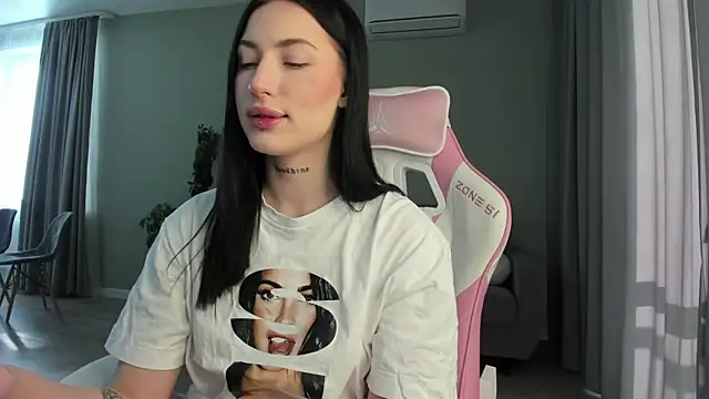 JenniferQueen11 online show from February 19, 2025, 8:22 am