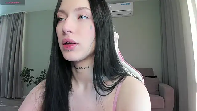 JenniferQueen11 online show from October 12, 2025, 9:43 am