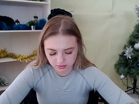 CrazyGloria online show from December 5, 2024, 9:33 am