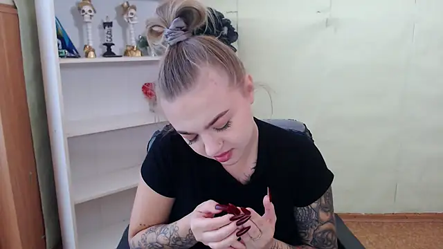 CrazyGloria online show from September 22, 2025, 5:13 am