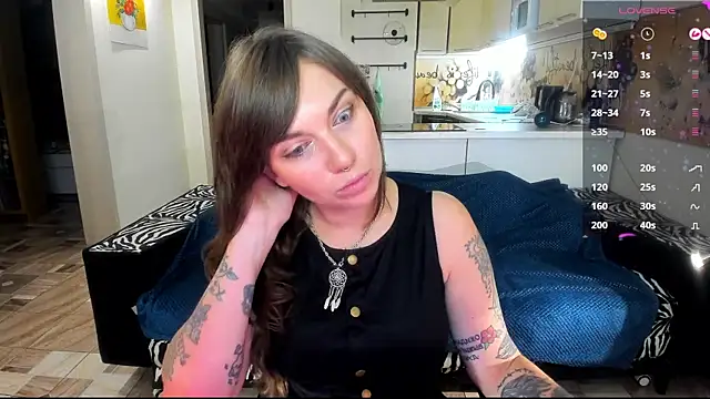 StacyTigerr online show from November 10, 2025, 2:44 pm