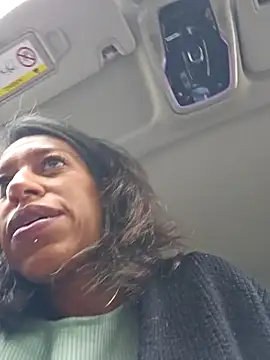 Snapshot of Goldenlace chatting on November 5, 2025, 11:13 am Goldenlace online show from November 5, 2025, 11:13 am