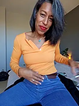 Snapshot of Goldenlace chatting on November 3, 2025, 11:25 am Goldenlace online show from November 3, 2025, 11:25 am