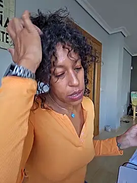 Snapshot of Goldenlace chatting on November 19, 2025, 12:05 pm Goldenlace online show from November 19, 2025, 12:05 pm