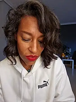 Snapshot of Goldenlace chatting on December 4, 2025, 11:31 am Goldenlace online show from December 4, 2025, 11:31 am