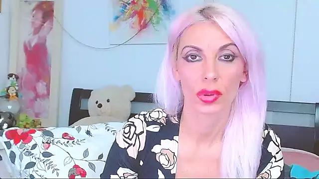 HoneyLara online show from October 9, 2025, 8:20 pm