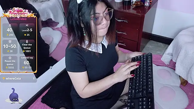 Snapshot of Catwhite_ chatting on February 9, 2026, 5:55 pm Catwhite online show from February 9, 2026, 5:55 pm