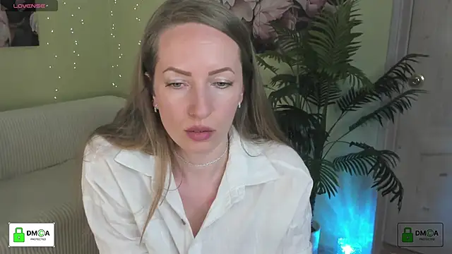 Queenymel online show from April 15, 2026, 2:32 pm