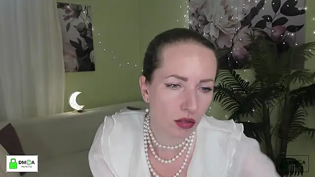Queenymel online show from June 28, 2026, 4:24 pm