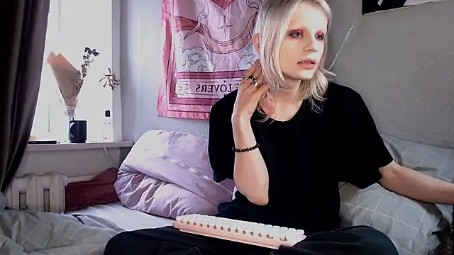 Snapshot of Alien_Bella chatting on February 27, 2026, 12:27 pm Alien Bella online show from February 27, 2026, 12:27 pm