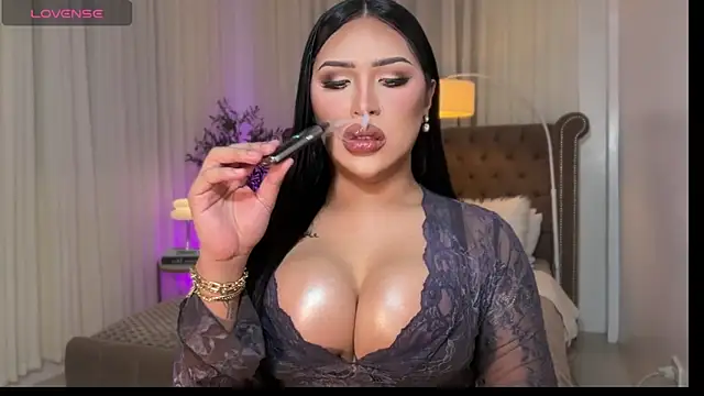 Snapshot of Your_Majesty_Tyra chatting on November 26, 2025, 5:07 am Your Majesty Tyra online show from November 26, 2025, 5:07 am