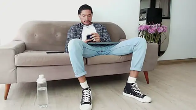 Snapshot of Robyn_Miller chatting on November 18, 2025, 7:28 pm Robyn Miller online show from November 18, 2025, 7:28 pm